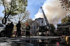Incendio afecta a edificio aledaño a la Universidad Diego Portales en barrio República