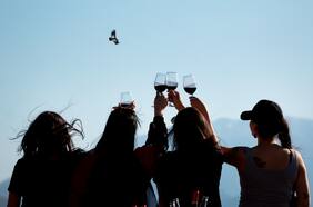 El tour que te lleva a la cordillera al atardecer para ver cóndores y degustar vinos y un cóctel