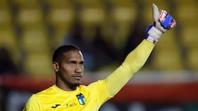 Formador de Claudio Bravo se lanza contra Nicolás Córdova por la partida de Carabalí a Ecuador: “No tiene idea de arqueros”