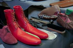 Zapatos talla 75: el invento de un zapatero para mantener su oficio y la distancia social