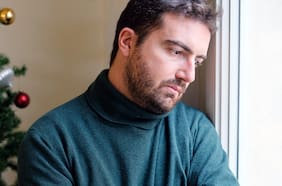 Triste en Navidad: cómo enfrentar la melancolía en Nochebuena