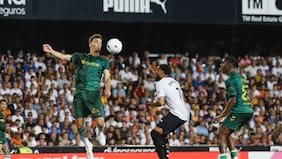 Betis se impone en Valencia cerca del final y suma campaña perfecta para alcanzar el liderato compartido de LaLiga