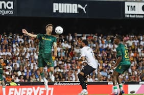 Betis se impone en Valencia cerca del final y suma campaña perfecta para alcanzar el liderato compartido de LaLiga