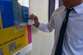 Reponen e implementan dispensadores de preservativos en 11 liceos de Santiago: alcaldesa Hassler explicó la medida