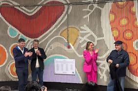 Por sus 50 años: Metro de Santiago inaugura nuevo mural en estación Plaza Egaña