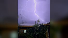 Un mágico momento familiar: padre e hija “invocaron” un rayo tras gritar “shazam”