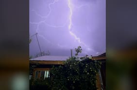 Un mágico momento familiar: padre e hija “invocaron” un rayo tras gritar “shazam”