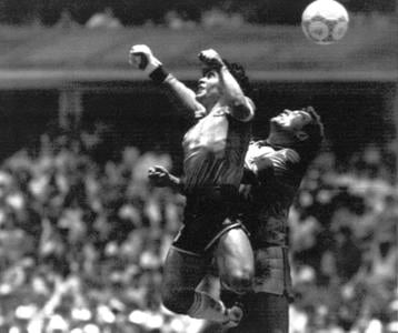A 40 años de la Mano de Dios habla el juez de línea: "Lo que hizo Maradona no es picardía, ni una genialidad; es trampa"