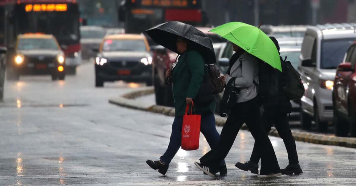 Pronóstico de lluvias para el fin de semana en Santiago: incertidumbre y debates sobre la precisión meteorológica