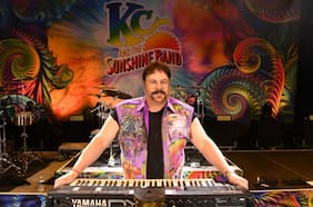 La fiesta eterna de KC & the Sunshine Band: “Influenciamos mucho a los músicos actuales como Dua Lipa o Bruno Mars”