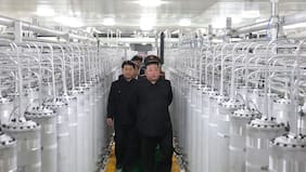 Kim Jong-un revela planta de combustible nuclear y advierte que reforzará su arsenal de disuasión