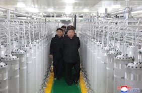 Kim Jong-un revela planta de combustible nuclear y advierte que reforzará su arsenal de disuasión