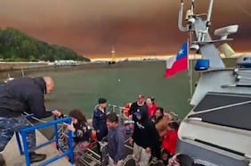 Armada realizó complejo operativo de rescate de 47 personas en Punta de Parra