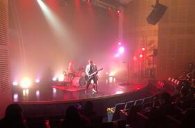 Un cuerpo que vibra y una banda que toca: la noche en que el dúo Frank’s White Canvas reabrió las salas de conciertos