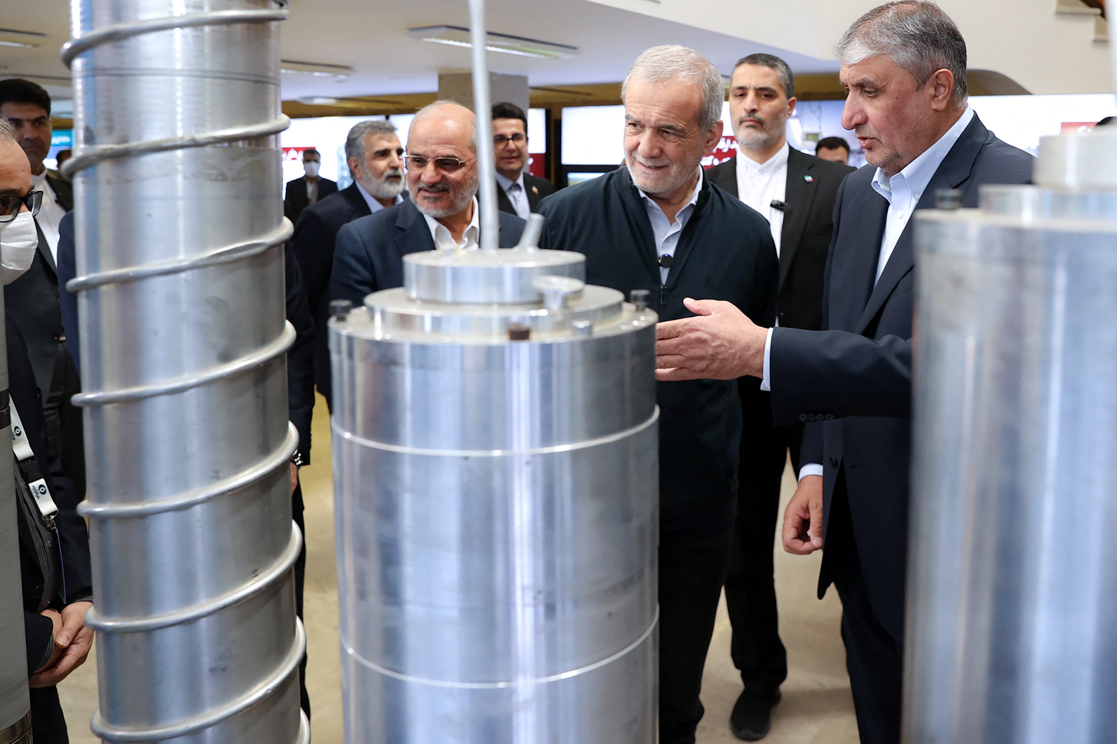 El presidente Masoud Pezeshkian (2º por la derecha) y al jefe de la Organización de Energía Atómica de Irán (OEAI), Mohammad Eslami (der.), durante el Día Nacional de la Tecnología Nuclear en Teherán, el 9 de abril de 2025. Foto: Archivo