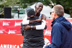El keniata Kelvin Kiptum pulveriza el récord mundial en la Maratón de Chicago
