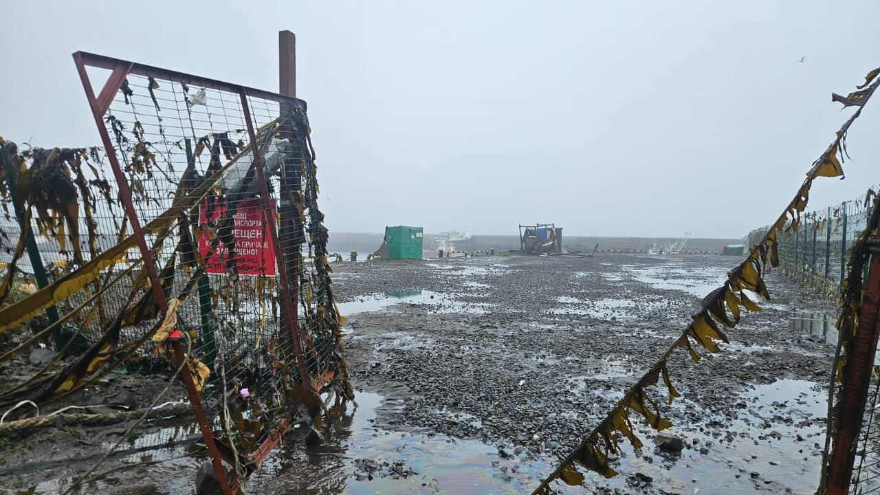 Así terminó el borde costero de la localidad de Severo-Kurilsk, en Rusia, tras la llegada del tsunami.