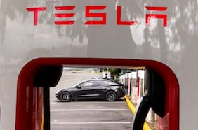 Tesla toma polémica decisión sobre conducción autónoma: será por suscripción mensual