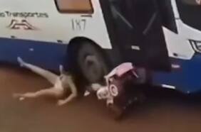 Madre e hija escapan de milagro de ser arrolladas por un autobús