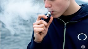 Minsal alerta por baja percepción del riesgo de los vapeadores: uno de cada tres adolescentes en Chile los ha probado