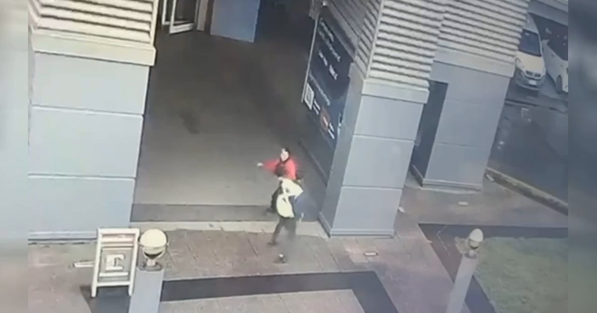 Delincuente apuñaló a dos guardias en supermercado: tenía 35 detenciones anteriores