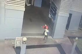 Delincuente apuñaló a dos guardias en supermercado: tenía 35 detenciones anteriores