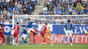 Los chilenos pasan a segundo plano con el nuevo DT: Sevilla cae ante el colista Oviedo y queda a dos puntos del descenso