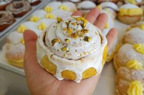 Prepara un cinnamon roll