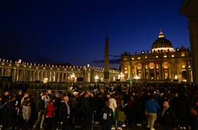 Fieles colman la basílica de San Pedro para despedir al Papa mientras bullen preparativos para el cónclave