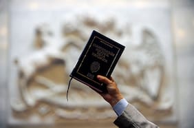 Refundación, pachamama y Sumak Kawsay: Qué dicen los preámbulos constitucionales latinoamericanos y por qué Chile no tiene uno