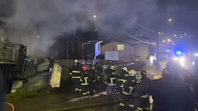Tres fallecidos deja devastador incendio que destruyó dos viviendas en Quellón