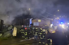 Tres fallecidos deja devastador incendio que destruyó dos viviendas en Quellón