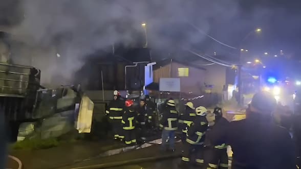 Tres fallecidos deja devastador incendio que destruyó dos viviendas en Quellón