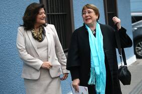 Bachelet en clave distendida: expresidenta bromea sobre Hacienda y su edad en discurso en la UTEM