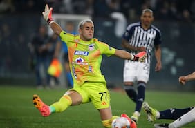 La pesadilla que vive Santiago Mele en Argentina, el arquero que rechazó a Colo Colo para fichar en Independiente