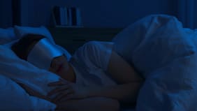 Dormir en total oscuridad podría proteger tu corazón, según un nuevo estudio