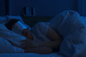 Dormir en total oscuridad podría proteger tu corazón, según un nuevo estudio