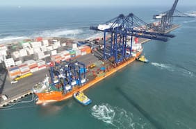 San Antonio Terminal Internacional recibe nuevas grúas para aumentar su capacidad de carga