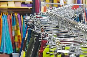 De Oriente a Occidente: la extensa ruta de la ropa