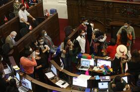 Normas transitorias: extienden hasta las 8.30 del martes plazo para presentar indicaciones en medio de intensas negociaciones sobre quórum de reforma constitucional