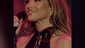 A Jennifer López se le posó un enorme insecto en pleno concierto: la reacción fue lo mejor