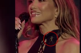 A Jennifer López se le posó un enorme insecto en pleno concierto: la reacción fue lo mejor