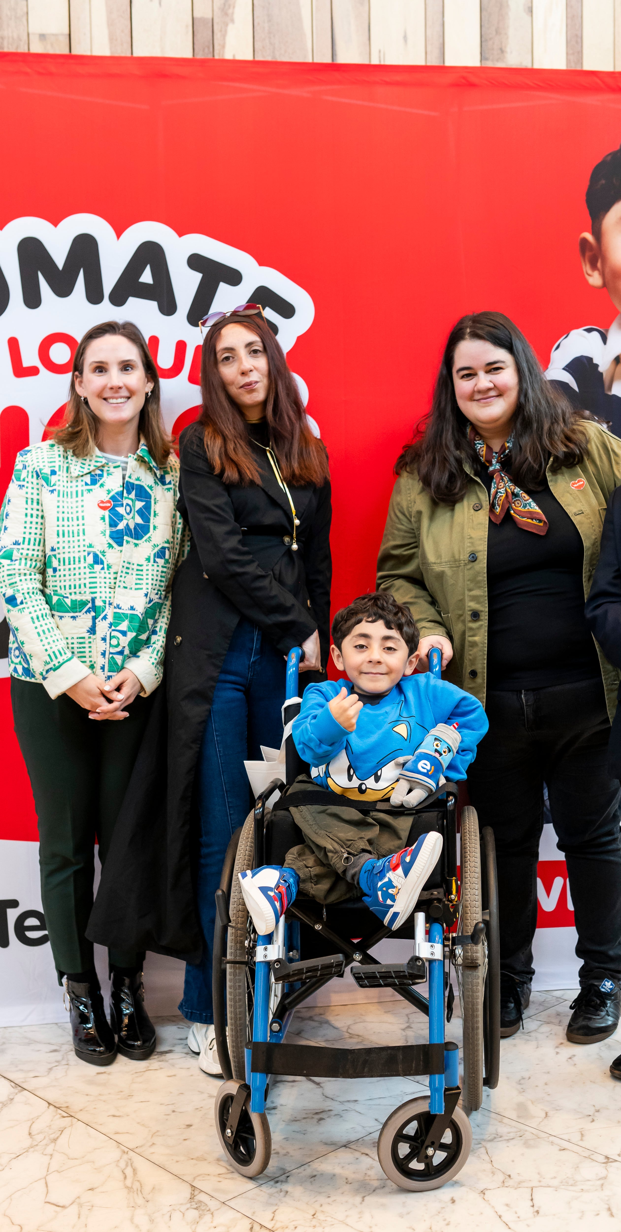 Begoña Antolín, gerente Experiencia y Desarrollo de Personas; Mayerlee Aguilera, junto a su hijo Iaán Calderón, embajador de la Teletón 2026 y Antonia Santibáñez, consultora de Comunicaciones Internas y Eventos.