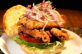 Sánguches de pescado frito: Contundentes, calientitos y sabrosos para esta época