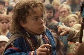 Warwick Davis bromea con el nuevo elenco en un video promocional para la serie de Willow