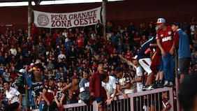 “¡El que no salta es traidor!”: el duro recibimiento de la hinchada de Lanús a los jugadores de la U