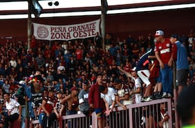 “¡El que no salta es traidor!”: el duro recibimiento de la hinchada de Lanús a los jugadores de la U