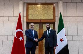 Ministro turco de Relaciones Exteriores se reúne con líder del HTS en Damasco