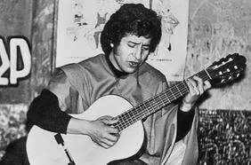 “Él era bien picaflor”: la misteriosa admiradora que le regaló su primera guitarra a Víctor Jara