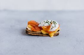 Salmas con salmón ahumado, huevo pochado y salsa holandesa